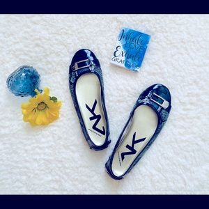 Anne Klein Blue and Green Ballerina Flats NWOT
Size: 7M
